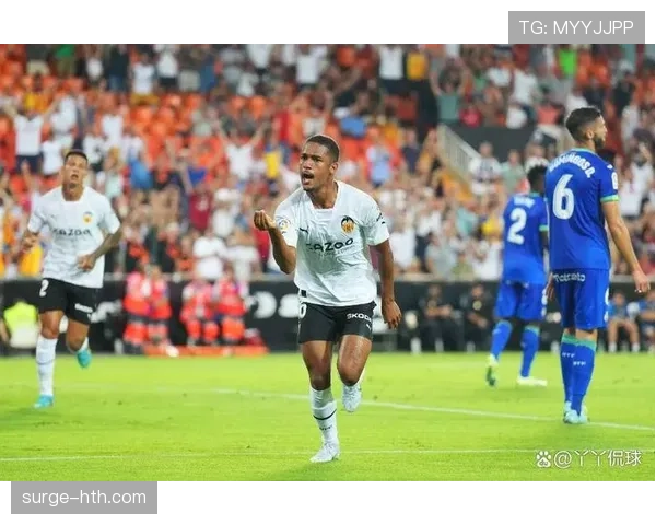 瓦伦西亚足球队新赛季进攻套路升级,状态回暖力求联赛夺回辉煌 瓦伦西亚足球队新赛季进攻套路升级,状态回暖力求联赛夺回辉煌